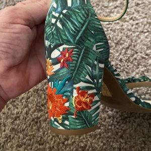 Reaction Kenneth Cole Rise Ruffle Tropical Sandal